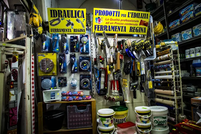 Interno con prodotti per idraulica e attrezzi
